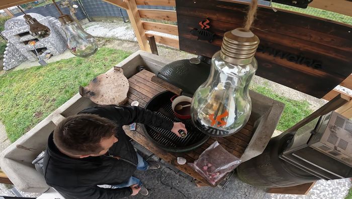 Sonnenblumenöl auf dem Griddle verteilen.
