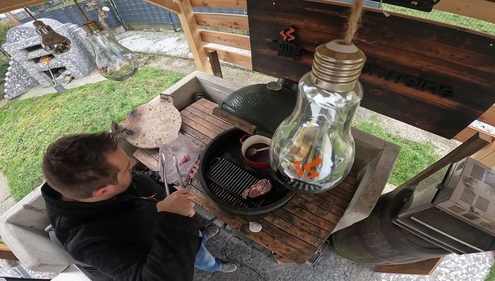 Mariniertes Fleisch auf den heißen Griddle legen und grillen.