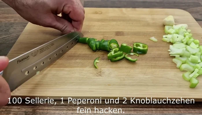 Suppe weiter köcheln lassen (genaue Angaben fehlen im Transkript)