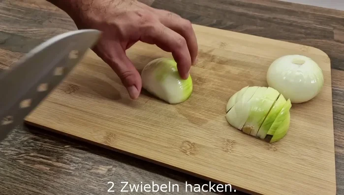 Schweinerippchen und Gemüse in einen Topf geben.