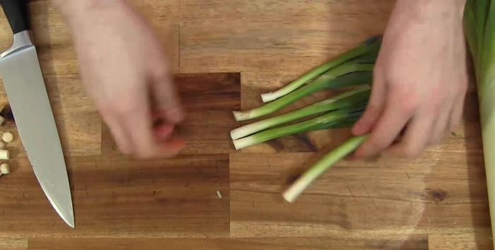 Lauchzwiebeln und Porree putzen, waschen und in schräge 1cm Stücke schneiden. Zum Fenchel und den Tomaten geben und weitere 2 Minuten mitgaren (95.64).