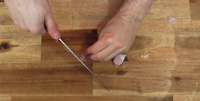 Knoblauch schälen und in dünne Ringe schneiden. Zum Gemüse geben (165.2).