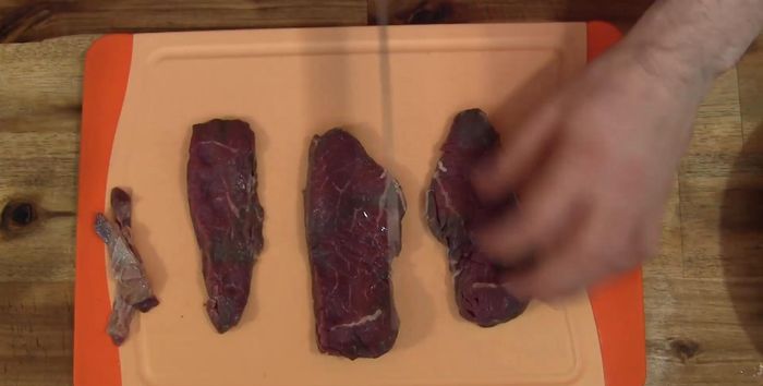 Kalbfleisch vom Fett befreien und in dünne Streifen schneiden. Mit Salz und Pfeffer würzen und scharf anbraten (212.12).