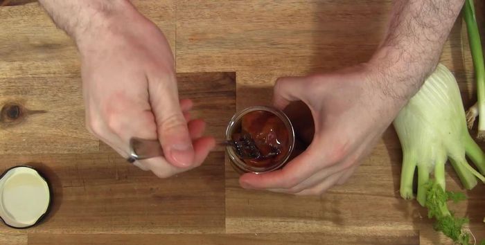 Getrocknete Tomaten abtropfen lassen und in dünne Streifen schneiden. In einer Pfanne mit etwas Tomatenöl anbraten (76.159).