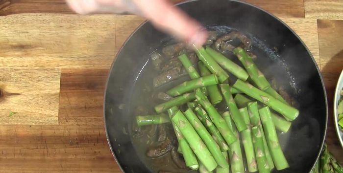 Fleischbrühe etwas reduzieren. Spargelköpfe und das zuvor angebratene Gemüse zum Fleisch und Spargel geben. Mit Deckel köcheln lassen (364.199).