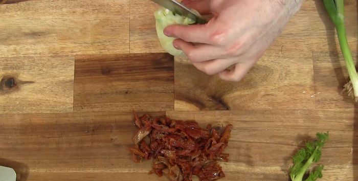 Fenchel putzen, halbieren und dünn schneiden. Mit den Tomaten in der Pfanne 2 Minuten anbraten (60.84).