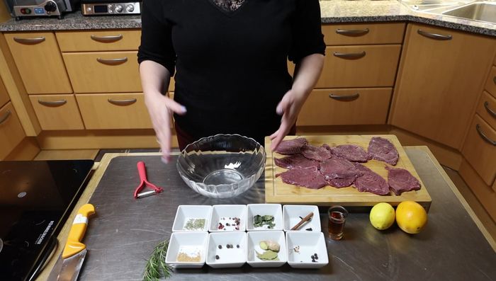 Hirschschnitzel für ca. 1 Stunde in Rotwein marinieren. Dabei die vorbereitete Marinade zugeben.