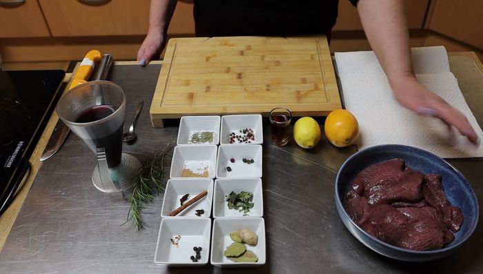 Marinade vorbereiten: Orange, Zitrone, Cognac, Ingwer, Chiliflocken, Zimt, Sternanis, Rosmarin, Piment, Senfkörner, Pfefferkörner in eine Schüssel geben.