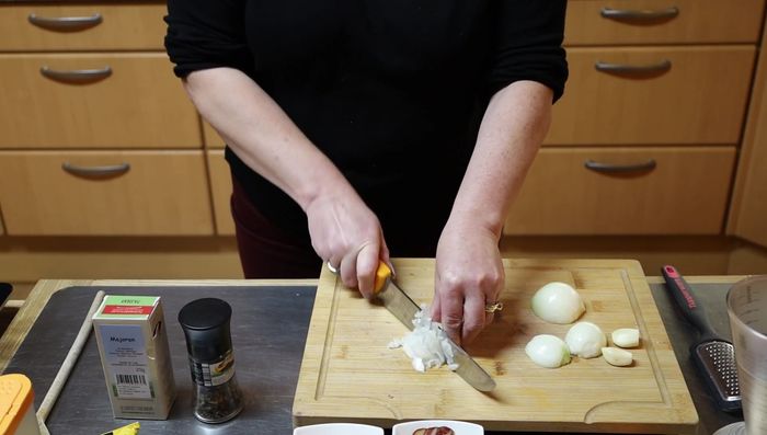 Zwiebeln, Knoblauch und Karotten klein schneiden.