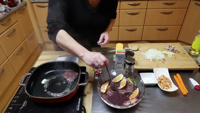 Hirschschnitzel in der Pfanne anbraten.