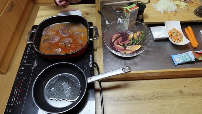 Gemüsebrühe, Kandis, Rindssuppenwürfel, Muskatnuss, Majoran und Wurstgewürz hinzufügen.