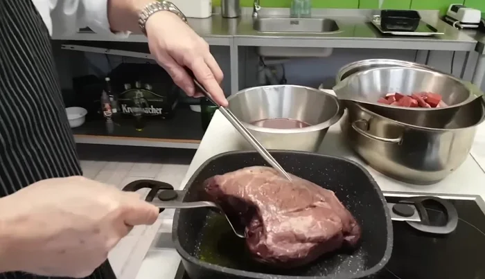 Rehkeule von beiden Seiten scharf anbraten.