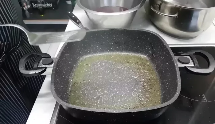 Das vorbereitete Gemüse (Karotten, Petersilienwurzel) in den Schmortopf geben und kurz anbraten.