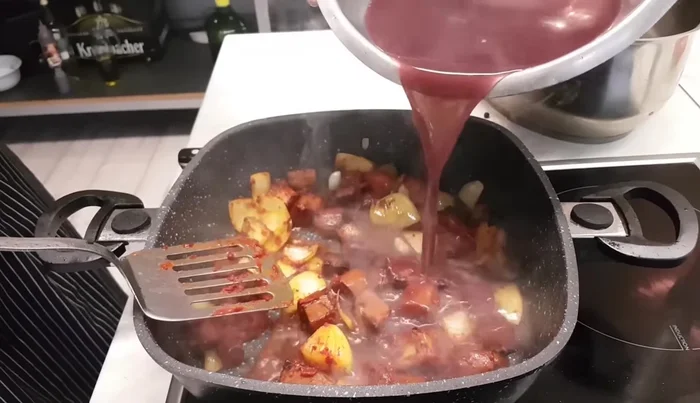 Mit dem Rotwein aus der Marinade ablöschen.