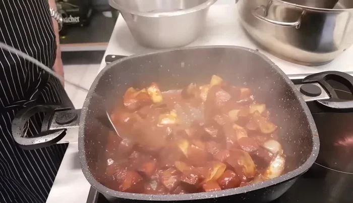 Die Sauce reduzieren.