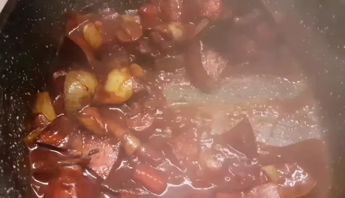 Das Gemüse erneut anbraten und mit Rotwein ablöschen.