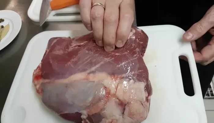 Die Rehkeule vorbereiten: Hüftknochen entfernen. Der Röhrenknochen bleibt drin.