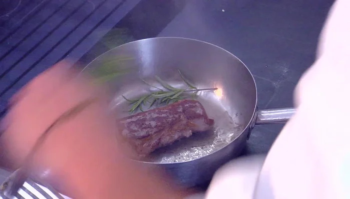 Rehrücken bei 160°C ca. 6 Minuten in den Ofen geben.