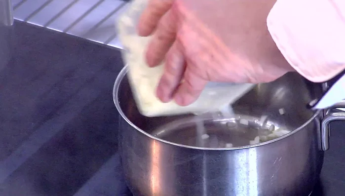 Pfifferlingsragout zubereiten: Olivenöl und Zwiebeln in die Pfanne geben, Pfifferlinge hinzufügen, mit Sahne anreichern, Salz, Pfeffer, Thymian und Knoblauch hinzufügen. Abschmecken.