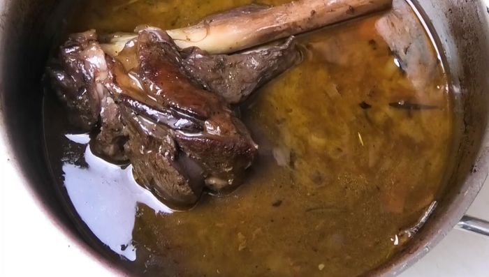 Nach ca. 3,5 Stunden die Haxen aus dem Ofen nehmen und bei 80 Grad warmhalten. Bratensoße passieren und das Gemüse pürieren, um die Soße zu binden.