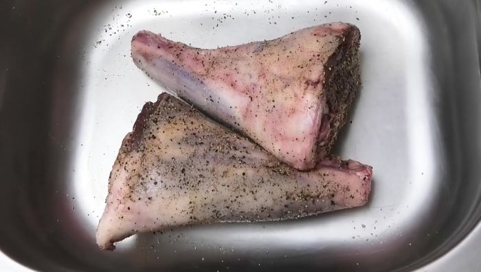 Lammhaxen am Vortag mit Salz, Pfeffer und Knoblauch würzen und einreiben. (Falls frisch, nicht zu wenig Salz verwenden)