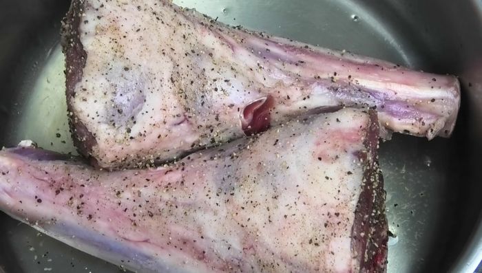 Haxen in gut erhitzter Pfanne von allen Seiten kurz scharf anbraten. Pflanzenöl verwenden, um Verbrennungen zu vermeiden.