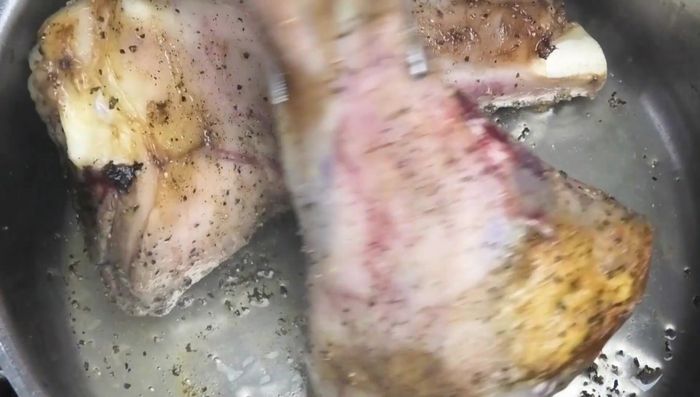 Nach dem Anbraten das klein geschnittene Gemüse (außer Porree) hinzufügen. Porree erst später dazugeben, da er sonst zu schnell dunkel und bitter wird.