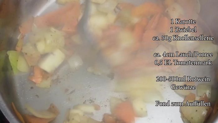 Nach ca. 56 Minuten den Weißwein, Tomatenmark (nicht zu lange anbraten, 1 Minute reicht) und die Gewürze (Rosmarin, Lorbeerblatt, Salz, Pfeffer, Thymian, optional Zitrone und Minze) hinzufügen.