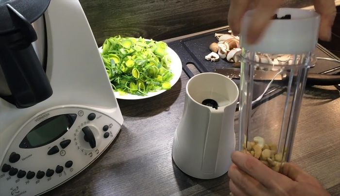 Cashewkerne im Personal Blender fein mahlen. Mit Wasser (ca. 450ml) zu einer cremigen Sahne mixen.