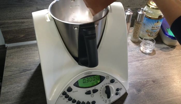 Mehl, Vollkornmehl, Backpulver, Kokosfett, Rohrzucker und Salz im Thermomix (oder Küchenmaschine/Handrührgerät) 40 Sekunden auf Stufe 5 vermischen.