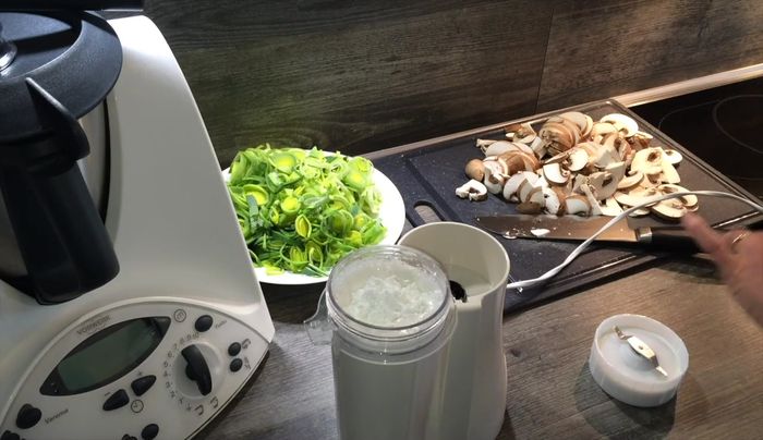 Stärkemehl in die Cashew-Sahne einrühren.