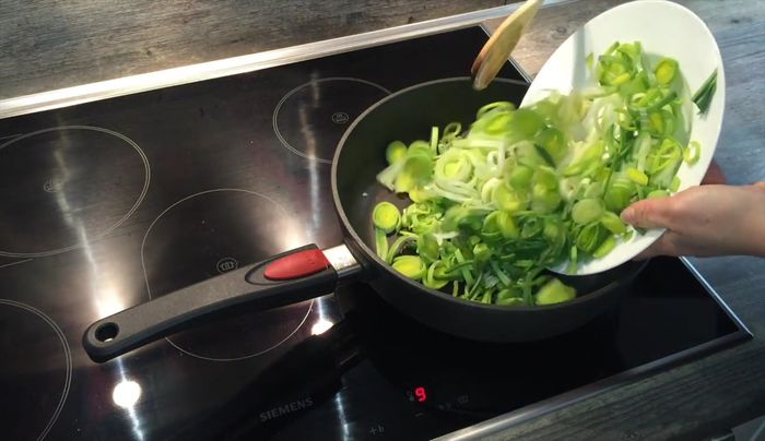 Lauch in kleine Stücke schneiden und in einer Pfanne mit etwas Olivenöl anbraten.