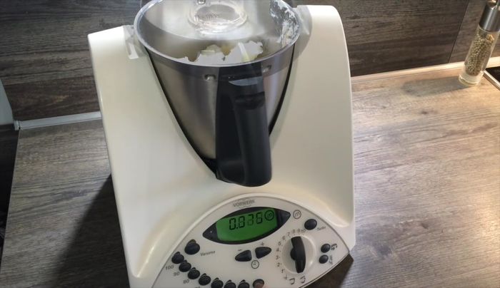 70g Wasser hinzufügen und verrühren. Teig gut durchkneten und für mindestens 30 Minuten in den Kühlschrank stellen.