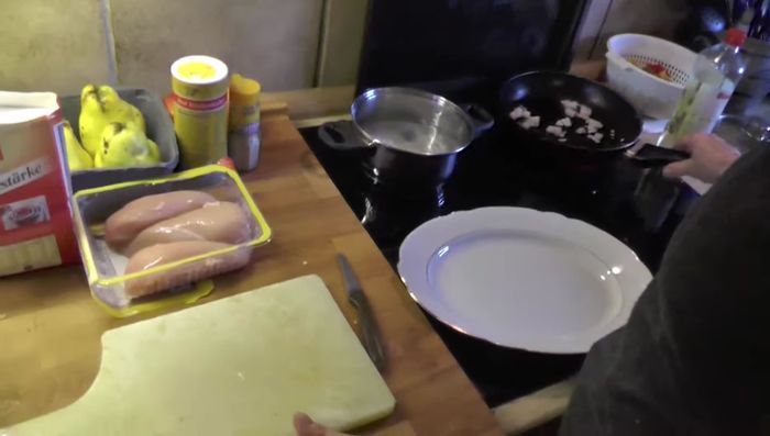 Zwiebeln in einer heißen Bratpfanne anbraten. (81.58)
