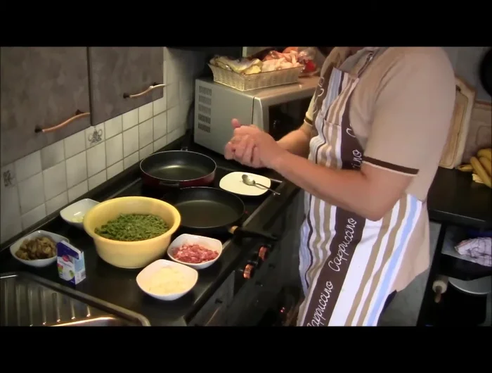 Zwiebeln und Champignons anbraten. [128.3]