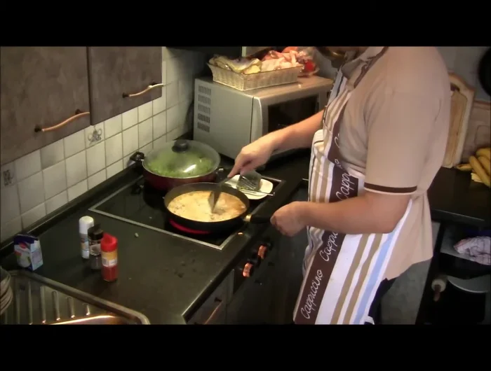 Sahne und Spinat unterrühren und kurz aufkochen lassen. [309.62]