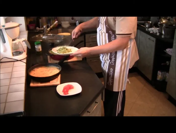 Grüne Spätzle auf Teller geben, mit der Schinken-Sahne-Pilzsoße übergießen. [343.8]