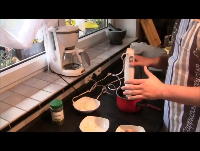 Den Spinat auftauen und kurz abbrausen. [47.8]