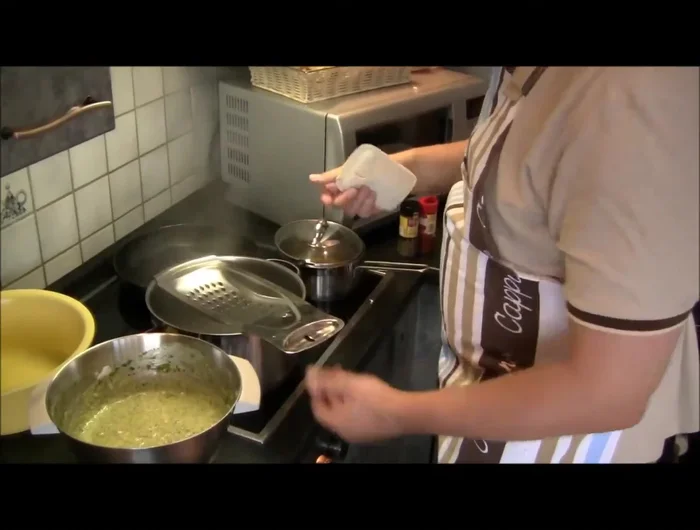 Spätzle ins kochende Wasser geben und kochen, bis sie an die Oberfläche steigen. [94.079]