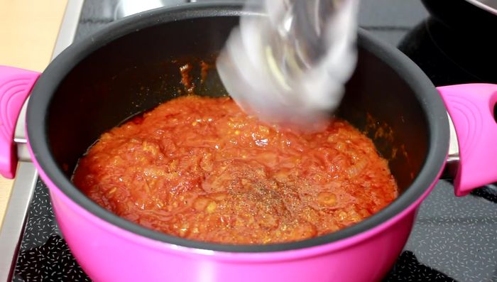 Tomatensoße mit Salz, Pfeffer, italienischen Kräutern, Herbes de Provence und optional Chili würzen.