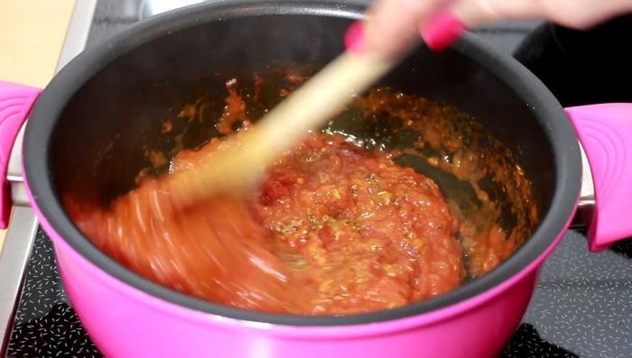 Gemüsespaghetti in Olivenöl in einer Pfanne anbraten.