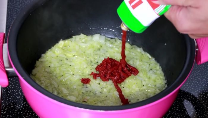 Tomatenmark hinzufügen, vermischen und anbraten.