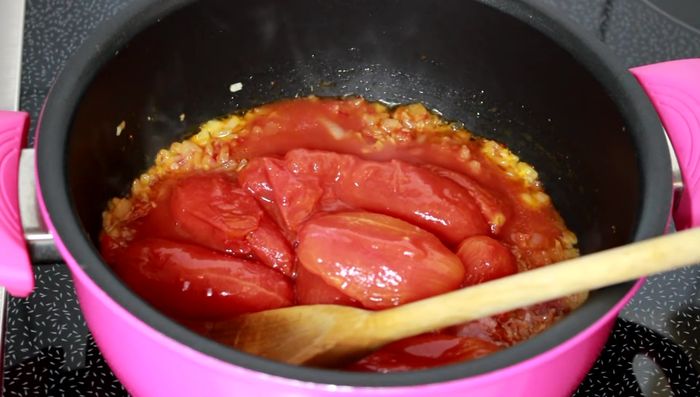 Tomaten hinzufügen, vermischen und mit einem Soßenrührer zermatschen.
