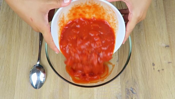 Gehackte Tomaten, Schlagsahne, alle Gewürze und Basilikum vermischen.