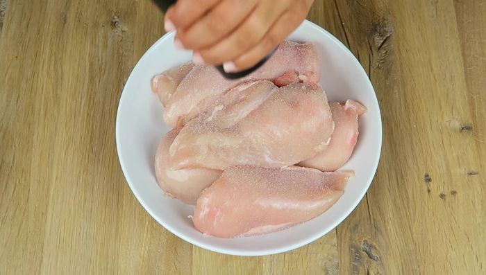 Hähnchenbrust von beiden Seiten mit Salz und frisch gemahlenem Pfeffer würzen.