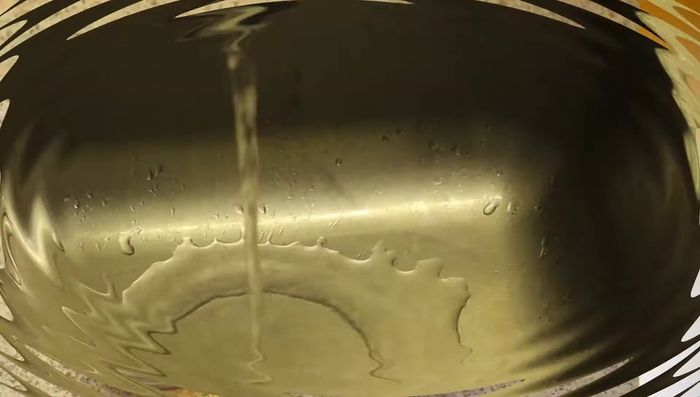 Rinderbrust in einem Topf mit Brühe und Gewürzen zum Kochen bringen.