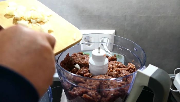 Die gehackte Zwiebel hinzufügen.