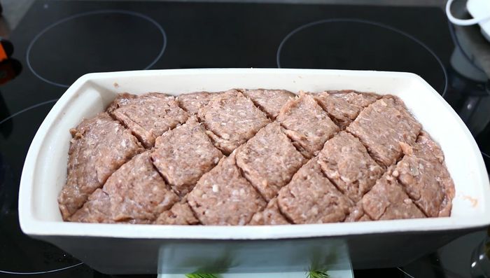 Den Backofen auf 250°C vorheizen. Den Fleischkäse bei 165-170°C ca. 90 Minuten backen. Die Kerntemperatur sollte 86°C erreichen.