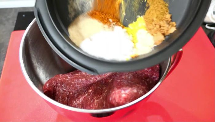 Alle Gewürze mit dem Hackfleisch in einer Küchenmaschine vermengen.