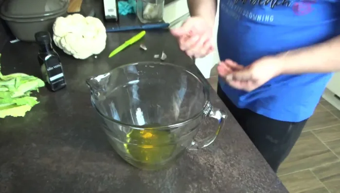 Knoblauch, Salz und Pfeffer hinzufügen.